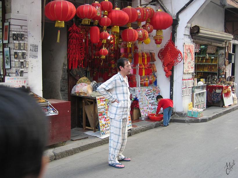 0604Sgh_Shanghai 062.jpg - Nous le voyons en pyjama...alors que pour lui (et beaucoup de chinois) c'est un costume, parce que le pantalon est assorti à la veste.